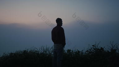 和平男人。<strong>享受</strong>多雾的景观早....的家伙站山